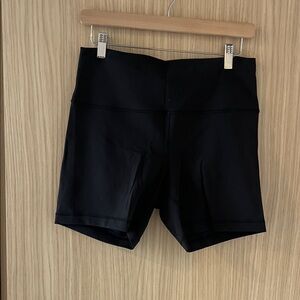 Lululemon Wonder Train Black Women's Shorts size 12 6"